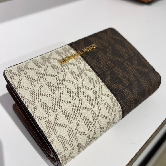 MICHAEL KORS Jet Set Medium Zip CN Two-Tone Logo Bifold Wallet
Brown Multi
NWT - Picture 5 of 16